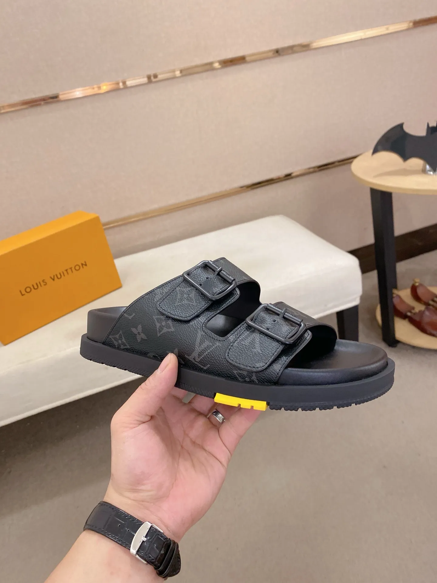 Factory price: 420💰Made by LV🔍Top purchasing agent. Men's spring and summer slippers are available at the same counter. The uppers are made of cowhide imported from Italy. High-quality craftsmanship, soles: original soles specially provided by the original factory, exclusive movable molded soles are super comfortable, original factory follow-up goods, 🔍🔍high quality, can be entered and exited the counter at will, welcome to compare, code number 38-44. Can be customized45